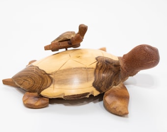Escultura de tortuga marina tallada a mano en madera – Diseño de madre y cría