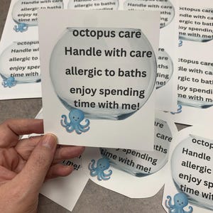 Puede incluir: Tarjetas blancas con texto y una ilustración de pulpo azul. El texto dice "octopus care, Handle with care, allergic to baths, enjoy spending time with me!" Las tarjetas tienen varias formas.