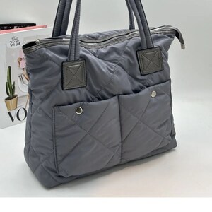 Sac à bandoulière femme gris grande taille en tissu parachute matelassé à motifs, sac moderne, sac de sport