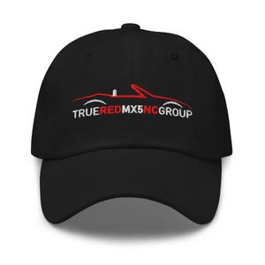 Puede incluir: Gorra de béisbol negra con un logotipo bordado en rojo y blanco que dice "TRUEREDMX5NCGROUP" y una silueta de un coche descapotable.