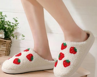 Zapatillas de fresa esponjosas / zapatillas lindas / zapatillas interiores cómodas / zapatillas acogedoras / zapatillas de fresa cálidas y acogedoras para el invierno / regalo para ella