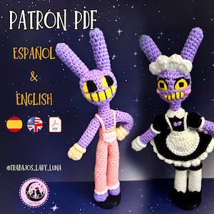 Puede incluir: Dos muñecos de ganchillo con cuerpos morados, dientes amarillos y ojos negros. Uno lleva un mono rosa y el otro un traje de doncella blanco y negro. La imagen incluye el texto "PATRÓN PDF ESPAÑOL & ENGLISH".