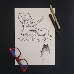 Merman, stampa in edizione limitata, disegno intuitivo, carta beige testurizzata, creature mistiche, penna e inchiostro, tratteggio incrociato,