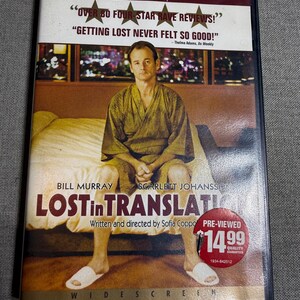 Puede incluir: DVD de la película "Lost in Translation" con Bill Murray y Scarlett Johansson. La portada tiene una foto de Bill Murray con una bata. La caja del DVD tiene el texto "Over 80 Four Star Rave Reviews!"