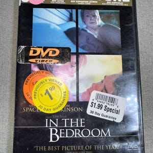 Puede incluir: DVD de la película "In the Bedroom" con una caja negra. La portada presenta imágenes de la película y texto que incluye "Academy Award Nominations" y "The Best Picture of the Year". Incluye pegatinas.