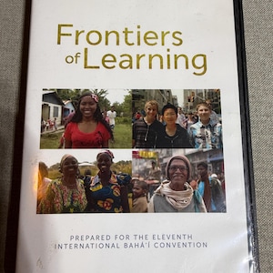Puede incluir: Una caja de DVD con el título "Frontiers of Learning" en letras doradas. La portada presenta cuatro fotos de personas. La parte inferior de la caja dice "Prepared for the Eleventh International Baháʼí Convention."
