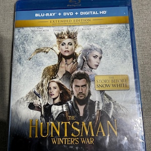 Könnte beinhalten: Eine Blu-ray-Disc von "The Huntsman & The Ice Queen" mit Chris Hemsworth, Charlize Theron, Emily Blunt und Jessica Chastain. Das Cover zeigt die Schauspieler und den Titel in goldfarbenen Buchstaben. Enthält die Extended Edition.