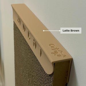 Griffoir pour chat à installation/remplacement rapide avec carton et texte personnalisé dans 27 options de couleurs, cadeau de meubles modernes pour animaux de compagnie | Conçu par Catigo