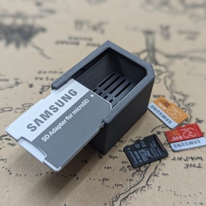 Bärväska för micro SD-kort med påskjutbart lock för kortadapter. Rymmer 10 micro SD-kort.