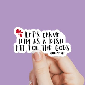 Puede incluir: Pegatina blanca con texto negro que dice "Let's carve him as a dish fit for the gods" con un signo de exclamación rojo y la palabra "Shakespeare" en texto más pequeño debajo. Una mano sostiene la pegatina.