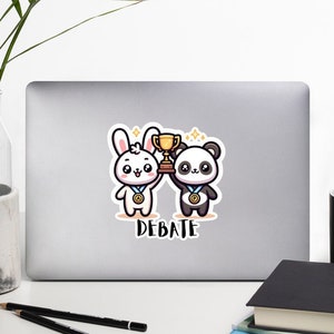 Pode incluir: Um adesivo com um coelho e um panda de desenho animado segurando um troféu de ouro, com a palavra "DEBATE" abaixo. O coelho é branco e o panda é preto e branco. Ambos os personagens usam medalhas.