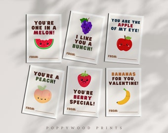 Pode incluir: Seis cartões de Dia dos Namorados imprimíveis com ilustrações de frutas fofas e trocadilhos. Os cartões são bege com texto marrom e uma linha para um nome na parte inferior. As frutas incluem melancia, uvas, maçã, pêssego, morango e banana.