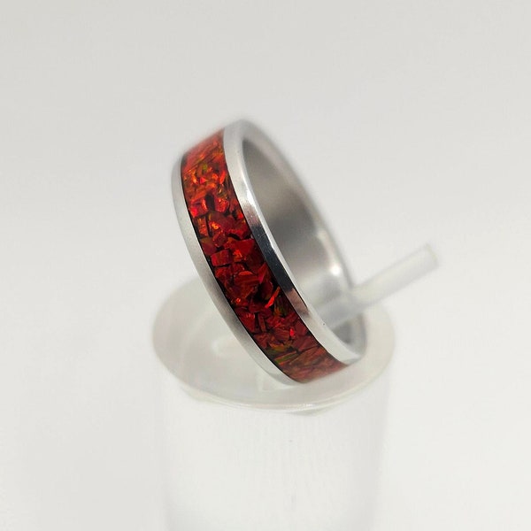 Bague en aluminium incrustée d'opales rouge rubis.