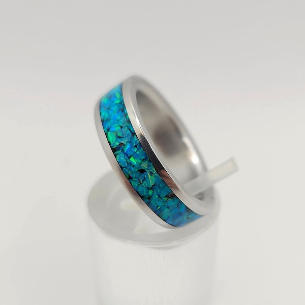 Bague en aluminium incrustée d'opales bleu turquoise.