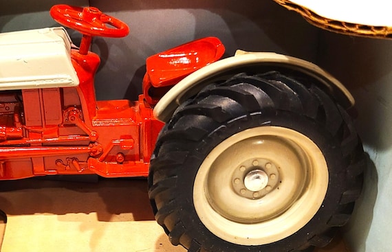 ヴィンテージトイです。米国ERTL製の赤い大型トラクターとトレーラーのセット ERTL ヴィンテージトラクター 1:16スケール フォード 8N トラクター