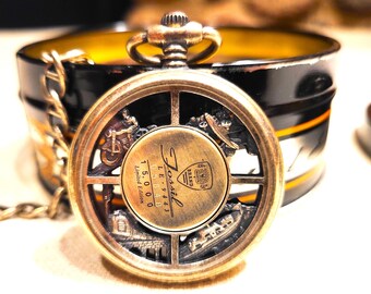 Reloj de bolsillo Fossil vintage, de temática deportiva, con cadena y caja.