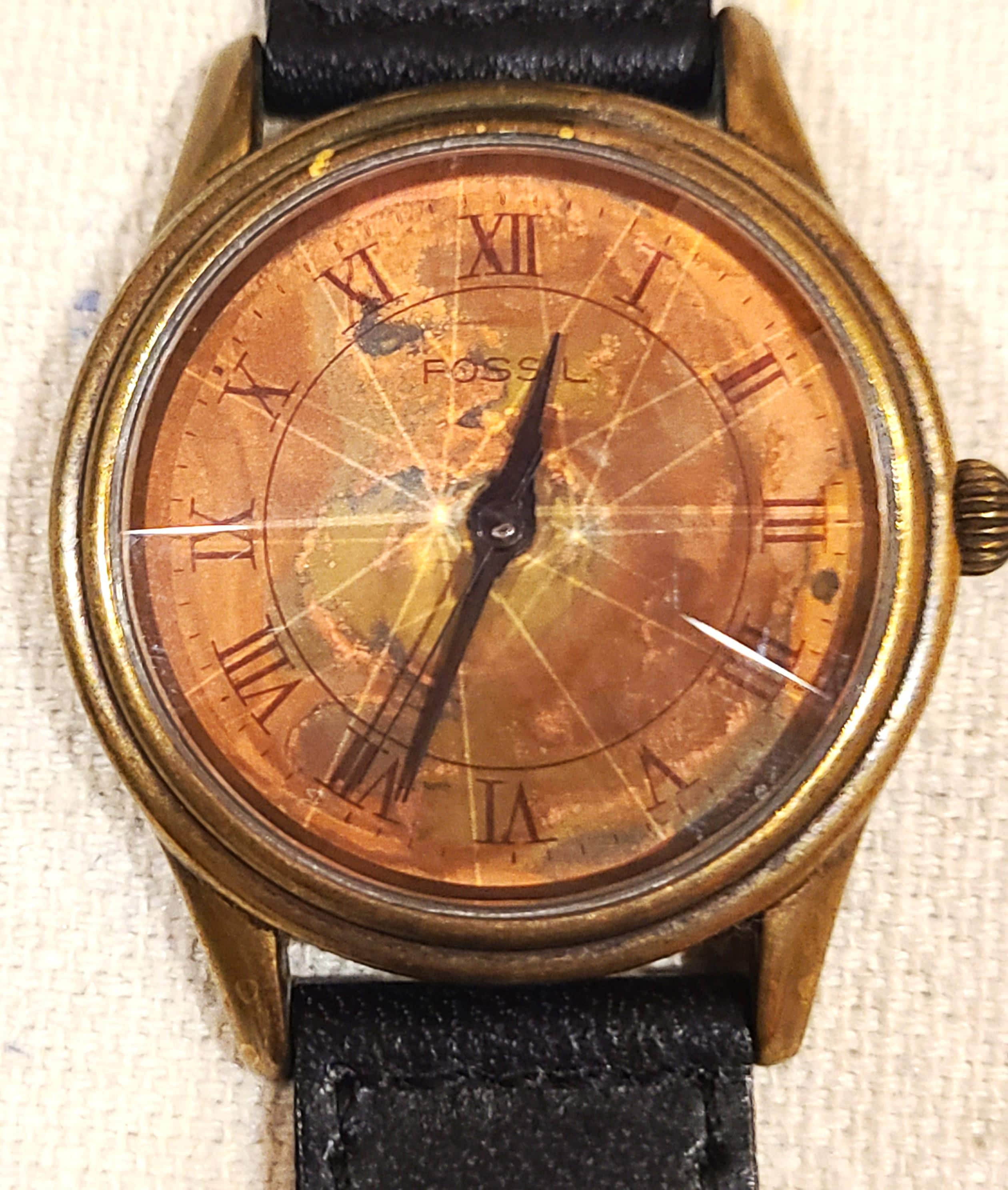 1990 年代のヴィンテージ Fossil 腕時計、木目模様のフェイスと