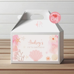 Puede incluir: Caja de regalo blanca con una etiqueta rosa y blanca. La etiqueta tiene un diseño de acuarela con conchas marinas, estrellas de mar y coral. El texto de la etiqueta dice "Audrey's Fifth Birthday".