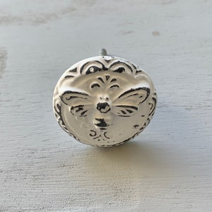 White Shabby Chic HONEY BEE Chalk Paint Cabinet Door Knob / Kitchen Furniture Drawers Doors Crafts Knobs Pulls