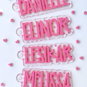 Mini Hearts Rucksack Schlüsselanhänger Namensschild | Acryl Name Schlüsselbund | Personalisiertes Acryl Namensschild | Windel Taschenanhänger | Lunch Box Anhänger | Kinder Anhänger