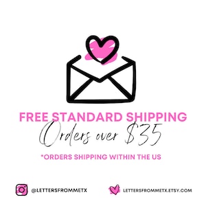 Puede incluir: Una ilustraci&oacute;n en blanco y negro de un sobre con un coraz&oacute;n rosa en la parte superior. El texto "ENV&Iacute;O EST&Aacute;NDAR GRATUITO Pedidos superiores a 35 &euro; *PEDIDOS ENVIADOS DENTRO DE LOS EE. UU." est&aacute; debajo del sobre. El texto "@LETTERSFROMMETX" y "LETTERSFROMMETX.ETSY.COM" est&aacute;n en la parte inferior de la imagen.