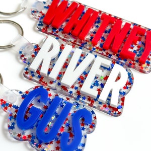 Étiquette pour sac à dos | Porte-clés en acrylique | Étiquette personnalisée en acrylique pour sac à langer | Étiquette pour boîte à lunch | Médaille pour enfants rouge, blanc et bleu patriotique