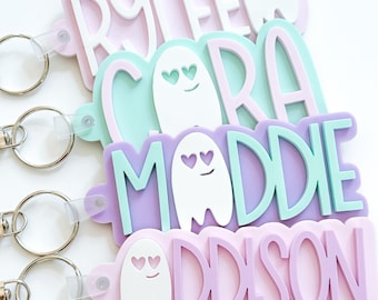 Mochila con etiqueta de Halloween para niñas de color rosa, con forma de cesta Boo, etiqueta con nombre, llavero personalizado, regalo de Halloween para niños, etiqueta para bolsa de dulces o trucos, acrílico