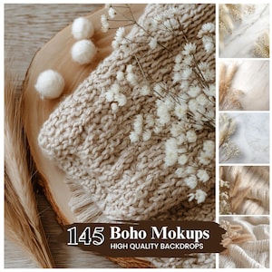 Pode incluir: Um cobertor de malha bege com borda de franjas, adornado com flores brancas e três pompons brancos, repousa sobre uma superfície de madeira. A imagem inclui o texto "145 Boho Mokups" e "High Quality Backdrops".