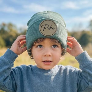 Gorro infantil personalizado / Gorro de invierno de punto con parche de cuero grabado a medida / Idea de regalo de cumpleaños o Navidad para niños y niñas pequeños