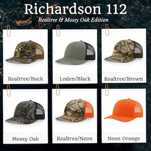 以下が含まれることがあります： 6つのRichardson 112トラック運転手用キャップのディスプレイ。キャップは、オリーブグリーンやネオンオレンジなどの無地の色とともに、さまざまなRealtreeとMossy Oakのカモフラージュパターンを特徴としています。「Richardson 112」と「Realtree & Mossy Oak Edition」の文字が見えます。