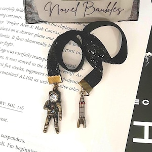 Marcapáginas de terciopelo con temática espacial / Marcapáginas de cinta cósmica con adornos de astronauta y cohete