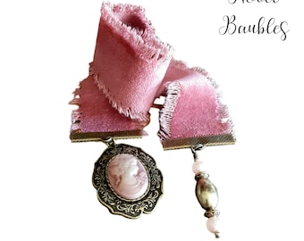 Marcador de terciopelo rosa empolvado / Camafeo dorado antiguo, cinta deshilachada
