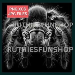 Puede incluir: Una ilustración en blanco y negro de una araña tarántula con patas peludas y colmillos. La araña está mirando a la cámara con las patas extendidas. La imagen está sobre un fondo negro.