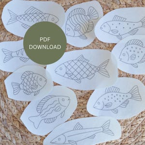 Op de afbeelding: Een verzameling van negen witte stoffen patches, elk met een handgetekend visontwerp in grijs. Een groene cirkel met de tekst "PDF DOWNLOAD" staat in het midden. De patches zijn gerangschikt op een geweven, lichtbruin oppervlak.