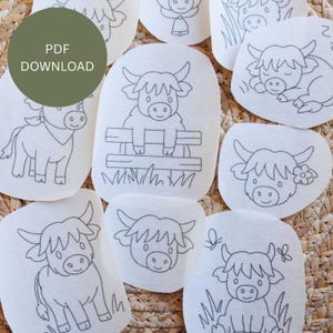 Puede incluir: Una colección de recortes de papel blanco con ilustraciones de líneas negras de vacas Highland en varias poses, incluyendo de pie, durmiendo y asomándose por una valla, con un círculo verde con el texto PDF DOWNLOAD.