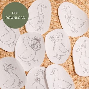 Puede incluir: Un conjunto de parches de tela blanca con dibujos lineales de patos en varias poses y atuendos. Un pato lleva una bufanda, otro un lazo, y otros sostienen flores o llevan sombreros. Un círculo verde con el texto "PDF DOWNLOAD" está en la parte superior izquierda.