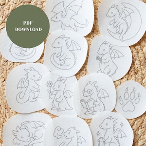 Puede incluir: Un conjunto de parches blancos y circulares con dibujos lineales grises de dragones en varias poses. Algunos dragones sostienen flores, leen libros o tienen otros accesorios. El texto "PDF DOWNLOAD" está en un círculo verde.
