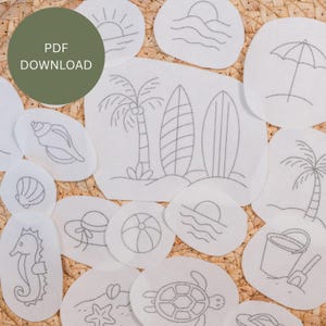 Puede incluir: Parches de tela blanca con diseños bordados de temática playera, incluyendo un caballito de mar, conchas, palmeras, tablas de surf y una tortuga. Los parches están dispuestos sobre una superficie tejida. Un círculo verde con el texto "PDF DOWNLOAD" es visible.