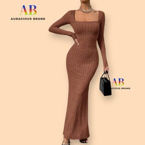 Puede incluir: Un vestido largo marrón de punto acanalado, con mangas largas y cuello cuadrado. El vestido es entallado y llega hasta el suelo. Se sostiene un bolso negro en la mano derecha. El logotipo de la marca "AB AUDACIOUS BRAND" es visible.