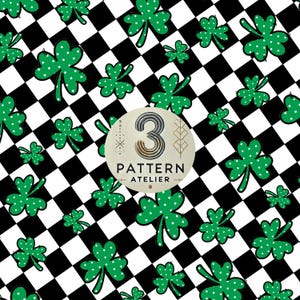 Op de afbeelding: Een zwart-wit geruit patroon met groene vierbladige klavers met witte stippen. De klavers zijn verspreid over het hele patroon. De tekst "3 PATTERN ATELIER" staat in het midden van de afbeelding.