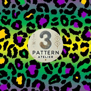 Puede incluir: Un patrón vibrante con un diseño de estampado de leopardo con manchas negras y degradados de amarillo, morado y verde. Un logotipo circular con el número 3 y el texto "PATTERN ATELIER" se superpone al diseño.