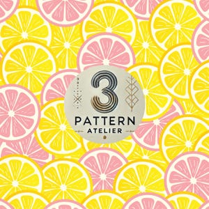 Puede incluir: Un patrón vibrante con rodajas de cítricos amarillos y rosas. El diseño incluye un logotipo circular central con el número "3" y el texto "PATTERN ATELIER". El fondo es un patrón repetitivo de rodajas de limón y pomelo.