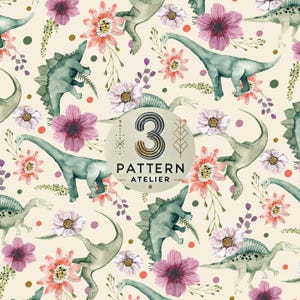 Może przedstawiać: Wzór bez szwów z akwarelowymi ilustracjami dinozaurów i kwiatów. Dinozaury są zielone i mają jasnobrązowy kontur. Kwiaty są różowe, białe i pomarańczowe. Tło jest jasnokremowe. Tekst "3 Pattern Atelier" znajduje się w środku obrazu.