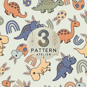 Peut inclure: Motif répétitif de dinosaures de dessins animés, d'œufs et d'arcs-en-ciel dans des tons orange, bleu, vert et beige. Le motif comprend le texte "3 PATTERN ATELIER" dans un emblème circulaire.