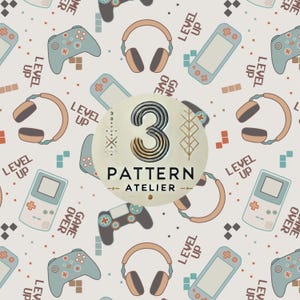 Puede incluir: Patrón repetitivo con mandos de videojuegos, consolas portátiles y auriculares en tonos azules, marrones y grises sobre un fondo claro. También están presentes las palabras "LEVEL UP" y "GAME OVER".