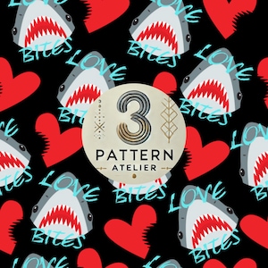 Könnte beinhalten: Schwarzer Hintergrund mit einem sich wiederholenden Muster aus Cartoon-Haien mit offenem Maul, roten Herzen und den Worten "LOVE BITES" in Türkis. Ein kreisförmiges Logo in der Mitte lautet "3 PATTERN ATELIER".