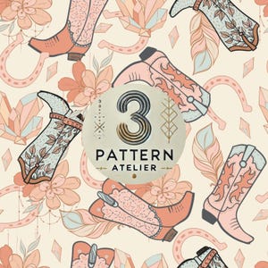 Puede incluir: Patrón repetitivo con botas de vaquero, herraduras, plumas y elementos florales en tonos melocotón, rosa y azul sobre un fondo crema. El diseño incluye el texto "3 PATTERN ATELIER" en un emblema circular.