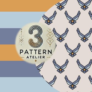 Op de afbeelding: Een afbeelding met een patroonontwerp met een herhalend embleem op een lichtroze achtergrond. Het embleem is een gestileerd, blauw en goud ontwerp. De achtergrond heeft horizontale strepen in blauw en oranje, met de tekst "3 PATTERN ATELIER".