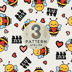Op de afbeelding: Een herhalend patroon met cartoonbijen met harten, de woorden "Bee Mine" en hartvormen op een witte achtergrond. Een cirkelvormig logo met het nummer 3 en de woorden "Pattern Atelier" staat in het midden.