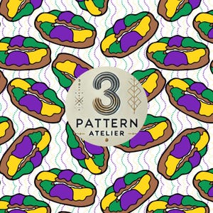 Pode incluir: Um padrão repetitivo de bolos-rei coloridos em tons de roxo, verde e amarelo sobre um fundo branco com linhas onduladas e pontos. Um logotipo circular com o número 3 e as palavras "PATTERN ATELIER" é sobreposto ao design.